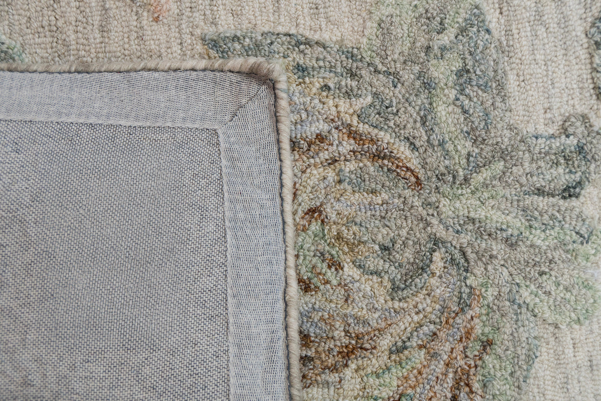 Daisy 9095 Beige/Sage/Rust rug – corner detail